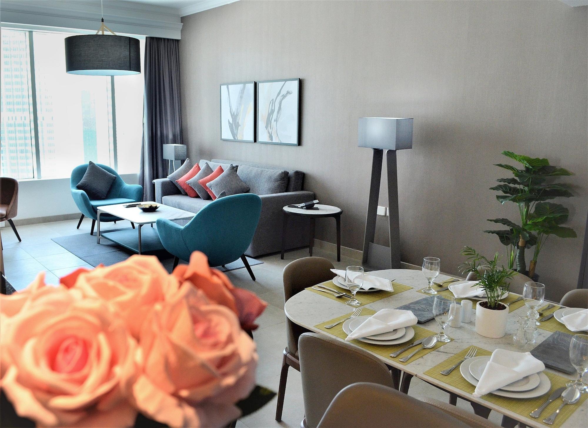 Somerset West Bay Doha Bagian luar foto A living room in a serviced apartment in Dubai