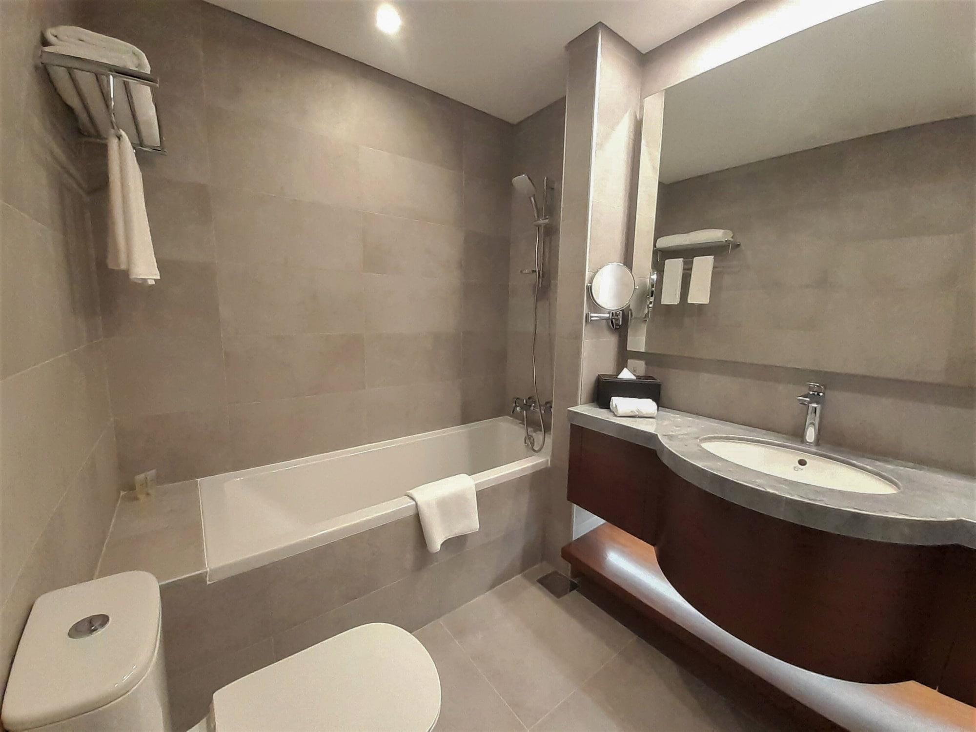 Somerset West Bay Doha Bagian luar foto Bathroom of a hotel room