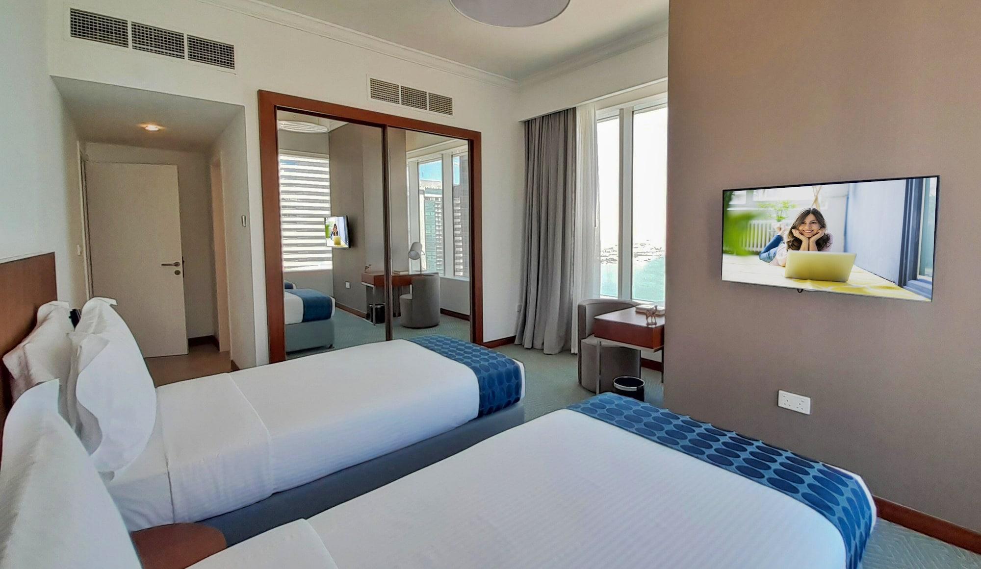Somerset West Bay Doha Bagian luar foto A bedroom at the hotel
