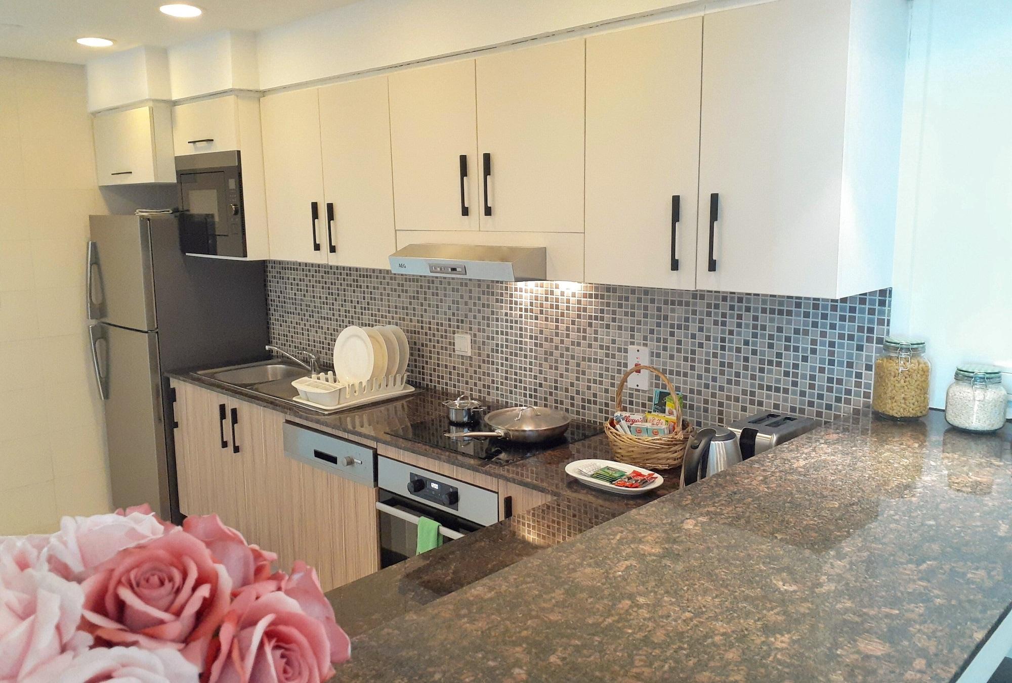 Somerset West Bay Doha Bagian luar foto A kitchen in a condominium