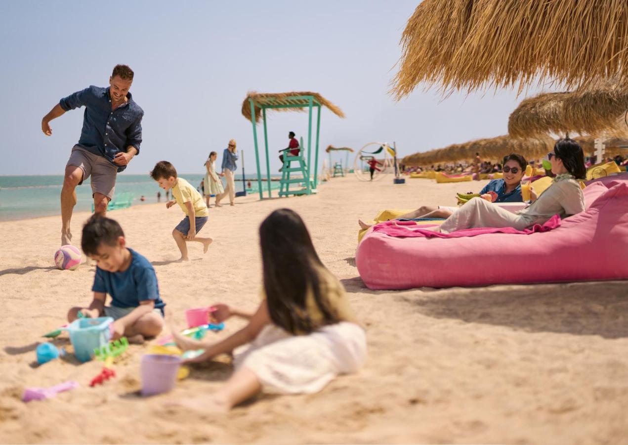Somerset West Bay Doha Bagian luar foto Families at the beach
