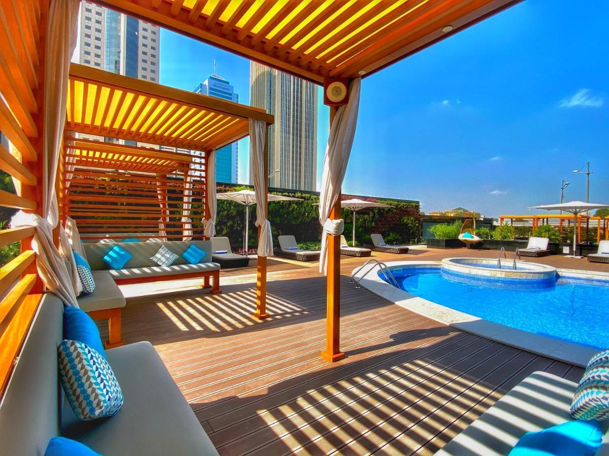 Somerset West Bay Doha Bagian luar foto The swimming pool at the hotel