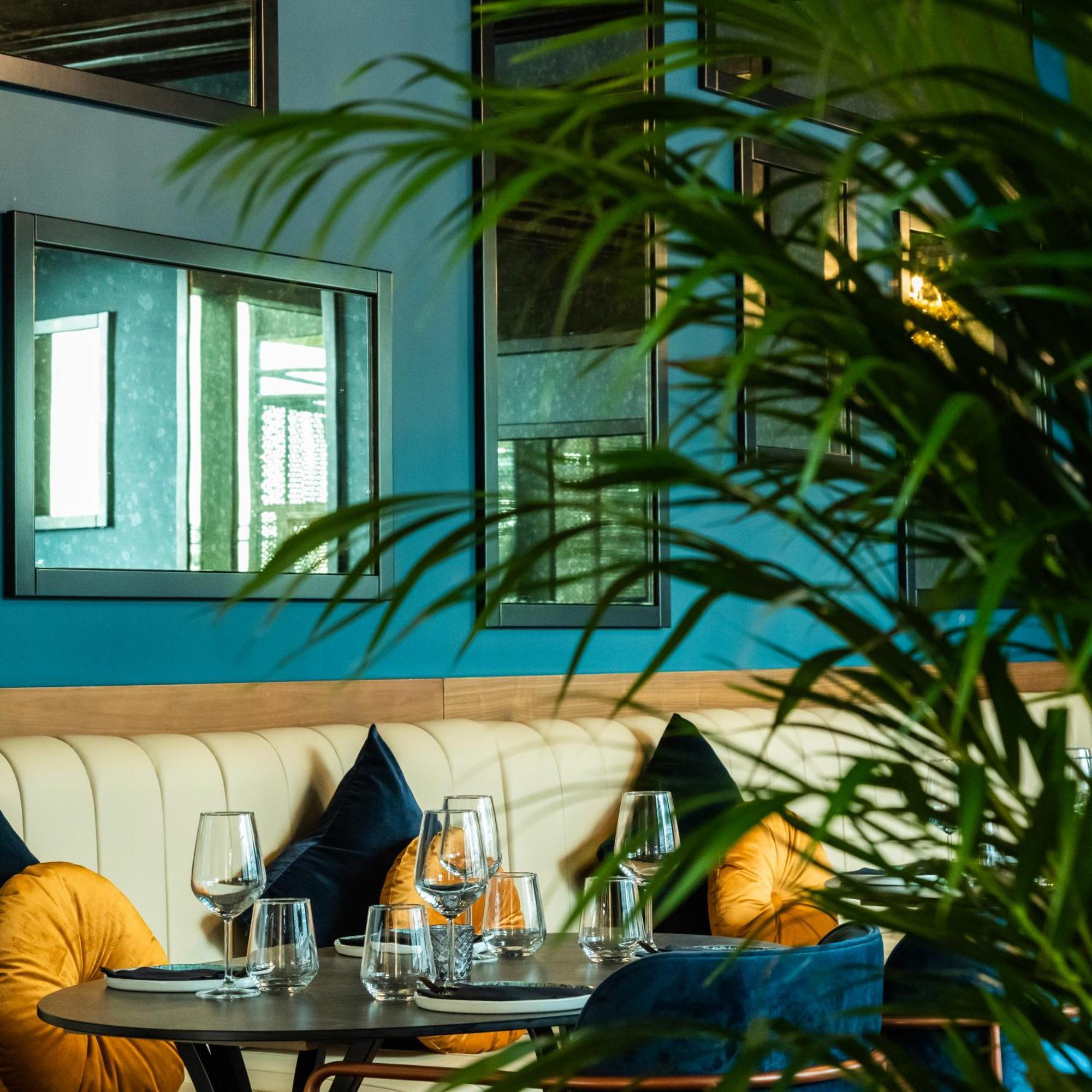 Somerset West Bay Doha Bagian luar foto Restaurant
