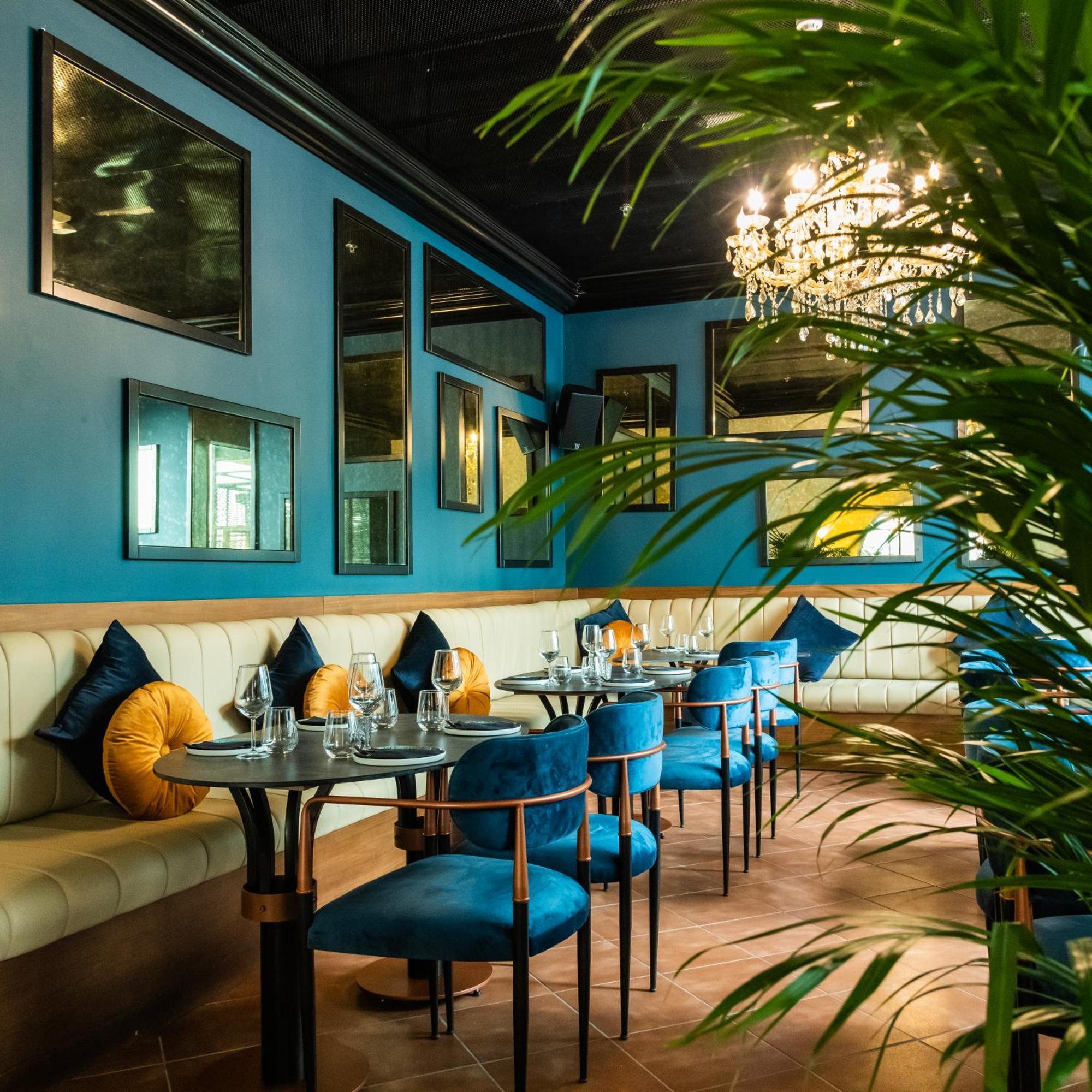Somerset West Bay Doha Bagian luar foto Restaurant interior