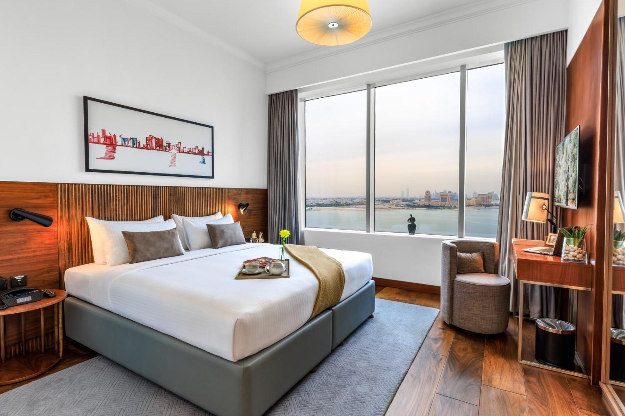 Somerset West Bay Doha Bagian luar foto A bedroom at the hotel