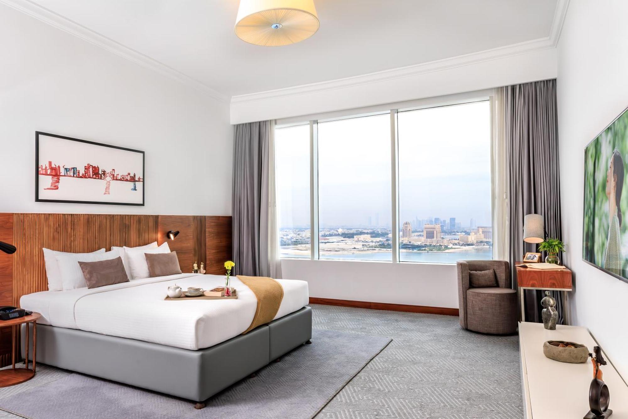 Somerset West Bay Doha Bagian luar foto A bedroom at the hotel