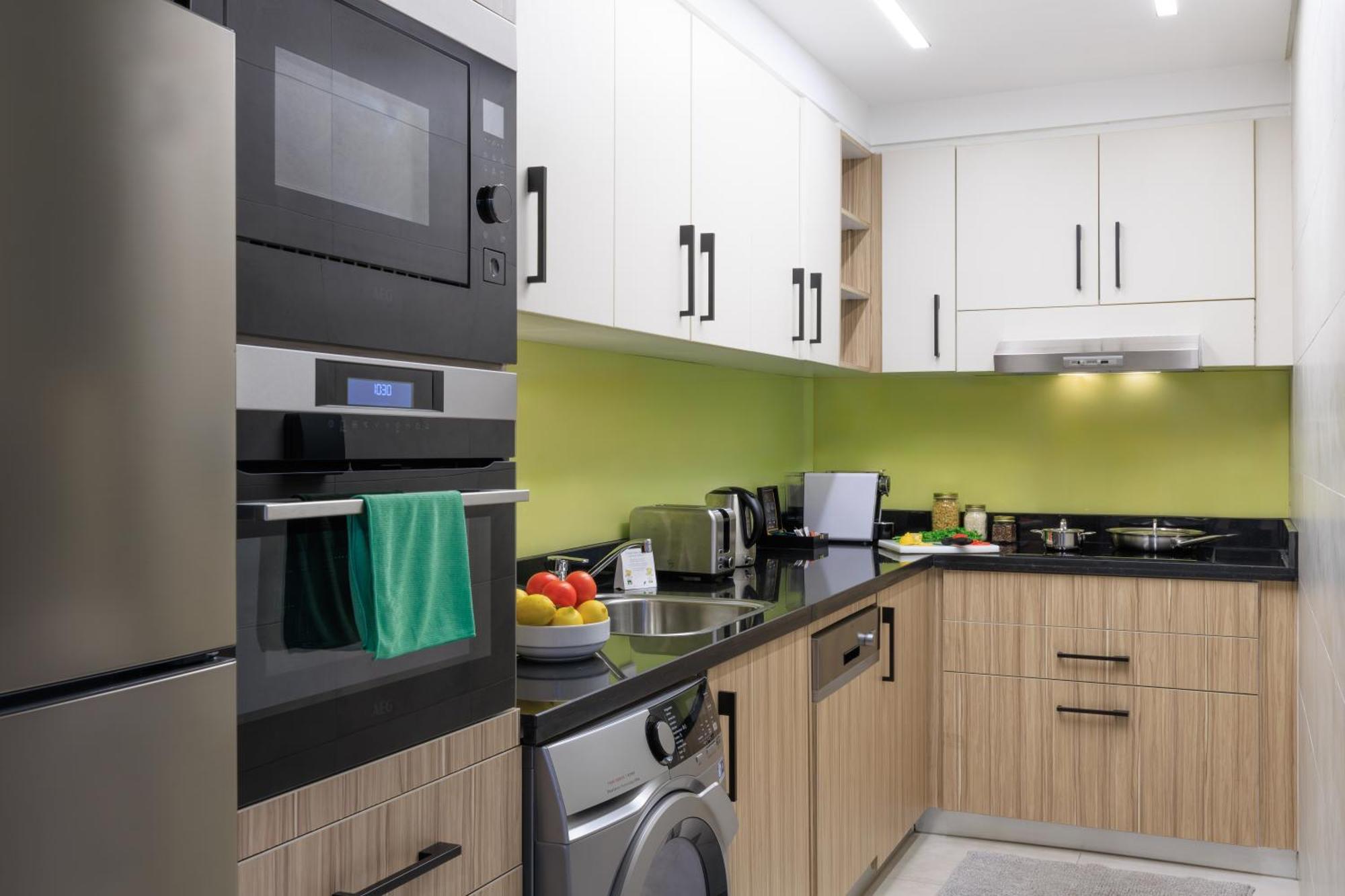 Somerset West Bay Doha Bagian luar foto A modern kitchen