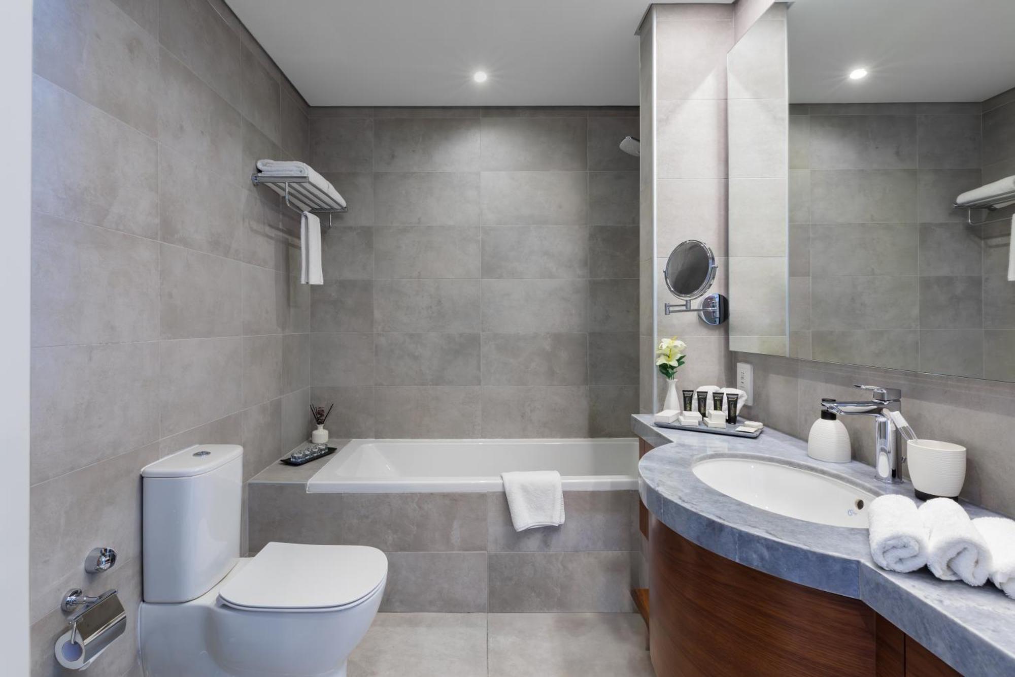 Somerset West Bay Doha Bagian luar foto Bathroom
