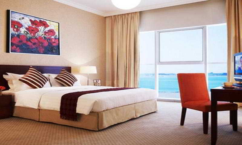 Somerset West Bay Doha Bagian luar foto A bedroom at the hotel