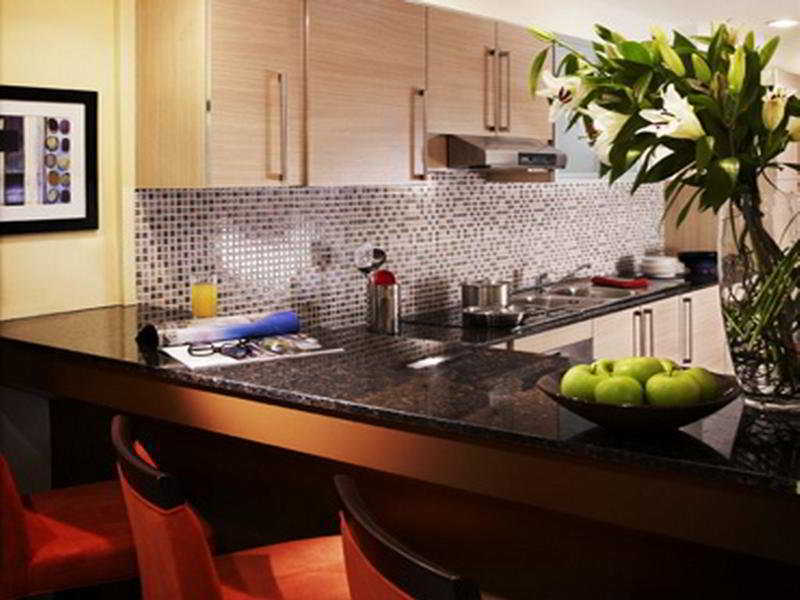 Somerset West Bay Doha Ruang foto A kitchen at The Standard East Village