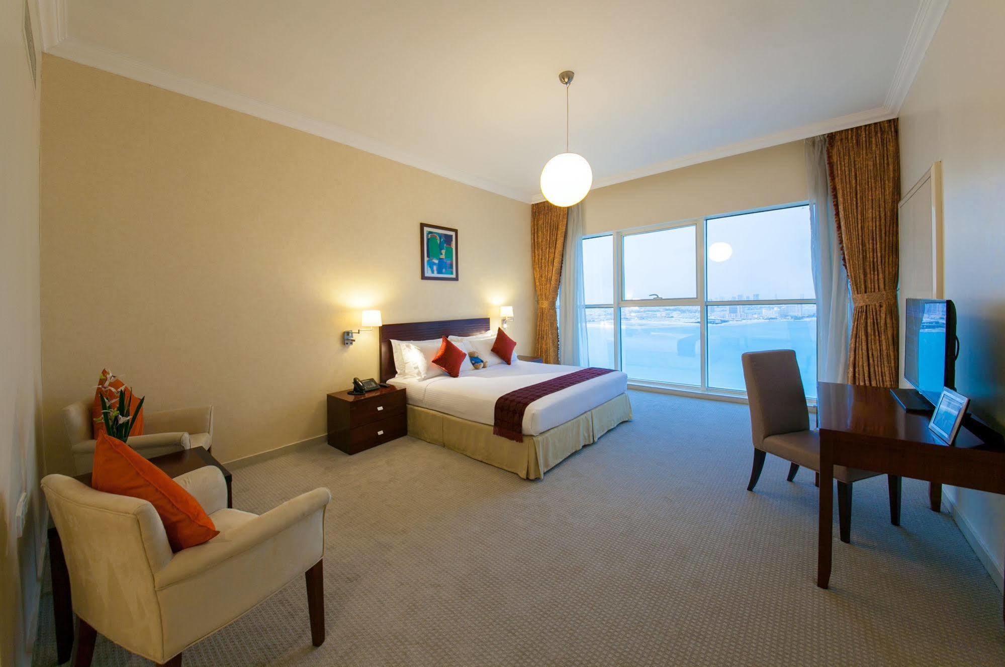 Somerset West Bay Doha Bagian luar foto A room at the hotel